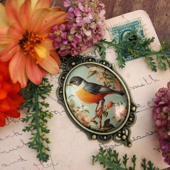 Vintage Robin Necklace - Oval Cottagecore Ornate Pendant - Antique Jewelry - Picture 8 of 8